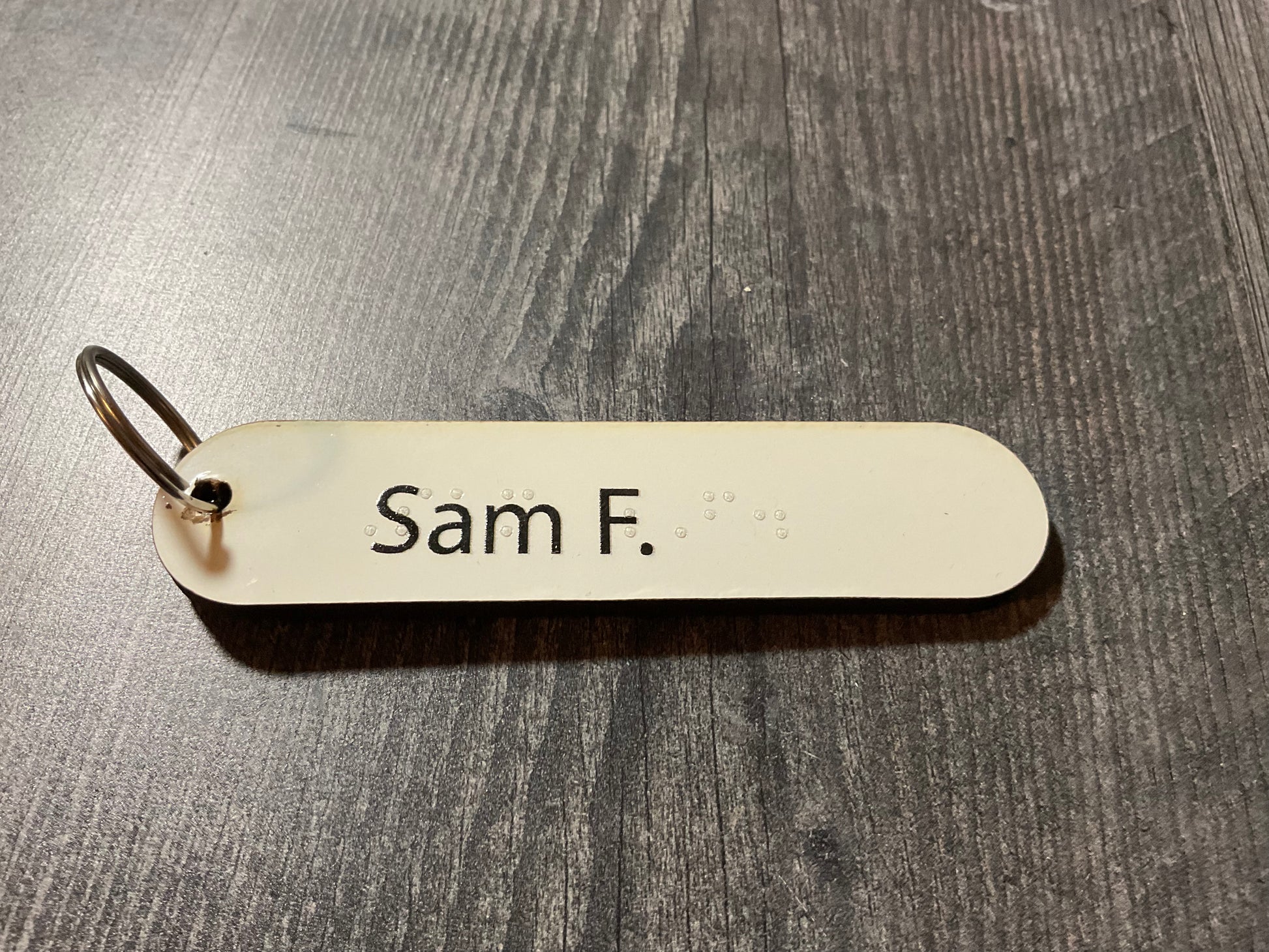 close up on the cane tag without a tactile picture.