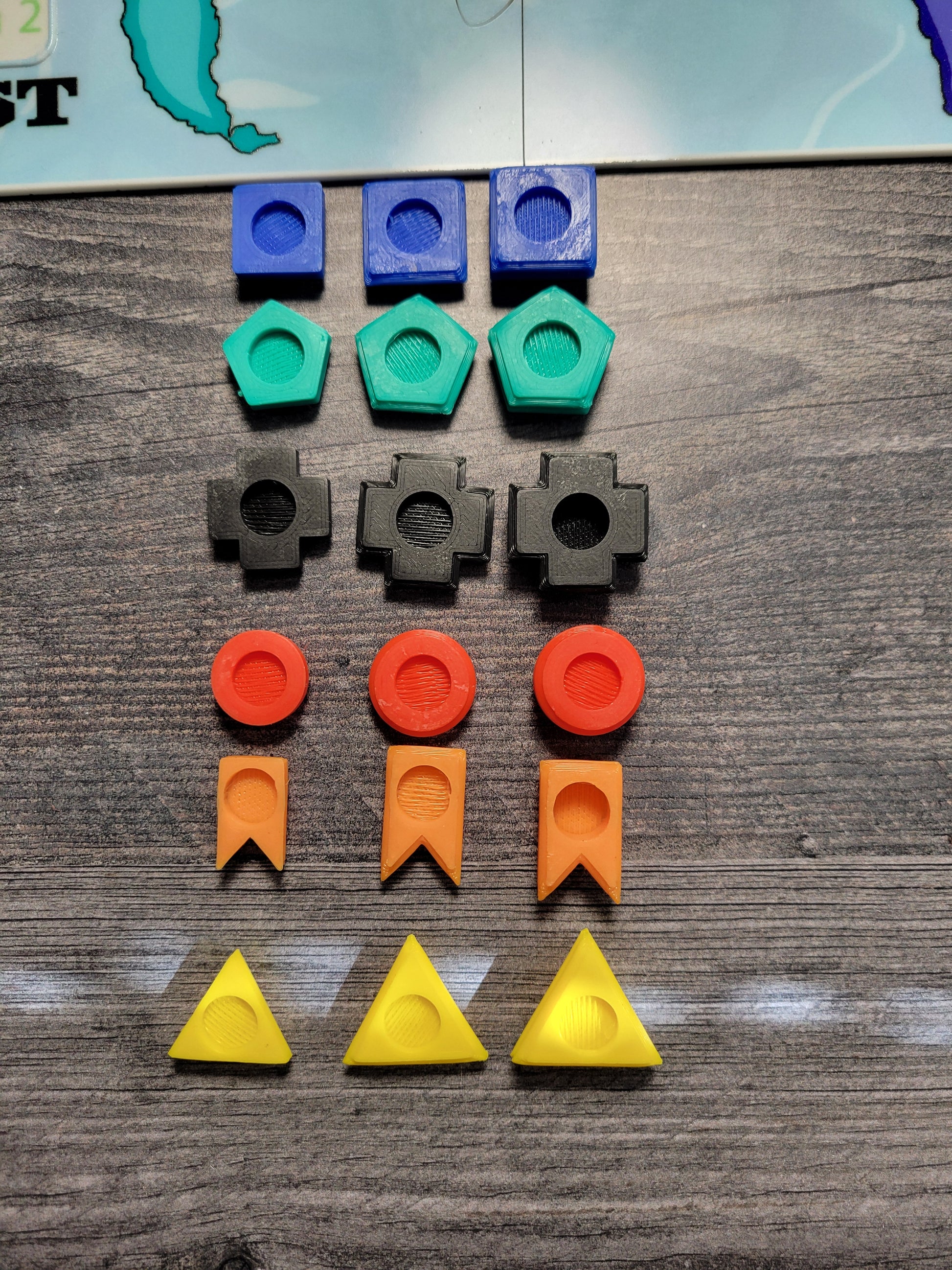 The different types of pieces. There are 3 denominations of troops, ones with no ridges, fives with 1 ridges and tens with 2 ridges. 

Each color has a different shape.

All the pieces can stack on top of each other.